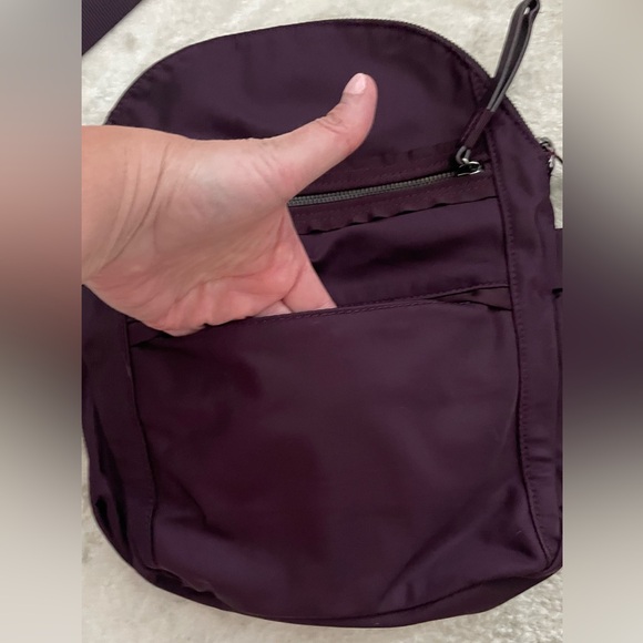 COPY - Lululemon 5L - 3 outside pockets - mesh pocket and zippered pocket insid… - Picture 2 of 12